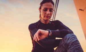 ランニングのタイムを見る女性 40歳 ランニング