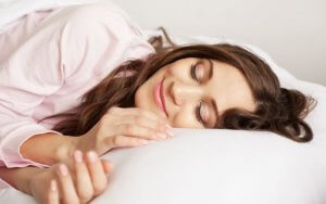 休んでいる女性