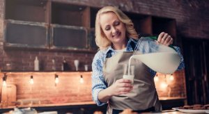 牛乳を注ぐ女性 更年期 食事