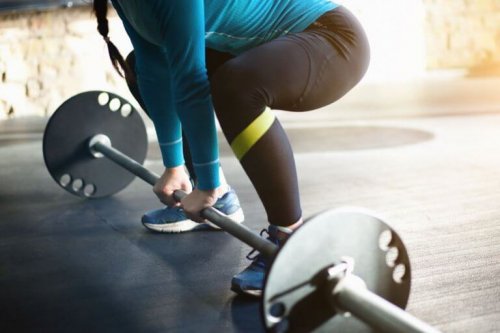 デッドウエイト バーベルを持つ女性