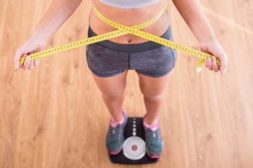 体重計に乗る女性