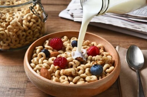 朝食にシリアルを食べるのは健康的？