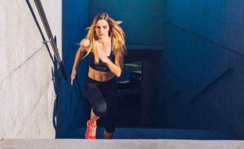 エクササイズ 階段を駆け上がる女性