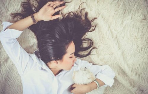 睡眠をとる女性 バイタリティ エネルギー ヒント