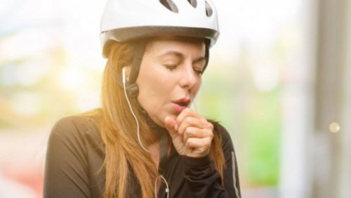 咳をする女性 シナモン 体 効果