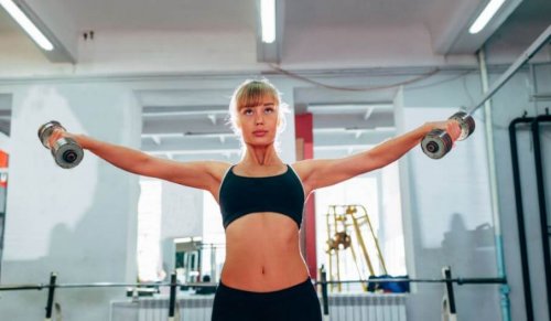 エクササイズ ラテラルレイズをする女性