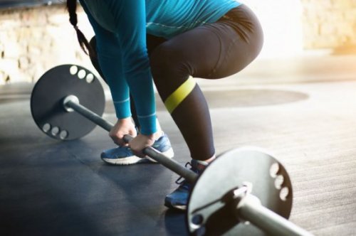 エクササイズ デッドリフトを行う女性 脂肪燃焼 体を引き締める