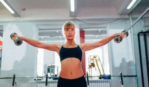 ワークアウトする女性 筋トレ ウィークリープラン