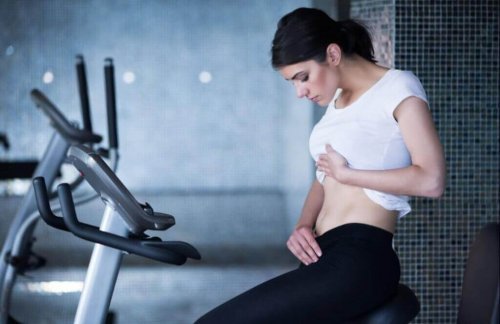 腹筋を確認する女性 エリプティカル 脂肪 燃焼