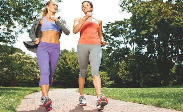 友人と歩く女性 ウエストライン 細くする方法 ウォーキング