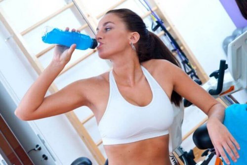 水分補給をする女性