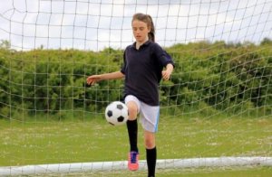 サッカーでボールを蹴るのに使われている筋肉とは?