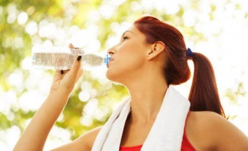 水分補給 運動する時に飲むべき水の量
