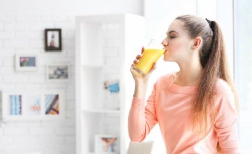 ジュースを飲む 運動する時に飲むべき水の量