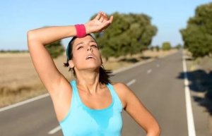 汗をかく 運動する時に飲むべき水の量
