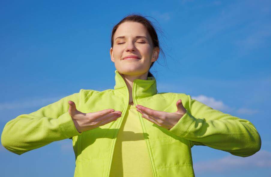 呼吸法を実践する女性 鋼鉄の腹筋 方法