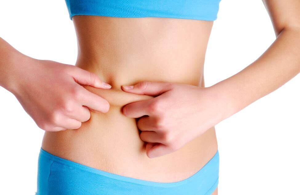 お腹をつまむ女性