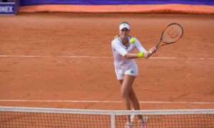 テニスでうまくボレーを打つには