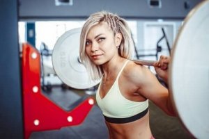 下半身を強化するバーベルスクワット