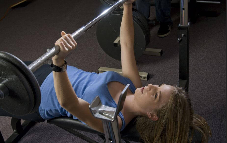 胸の筋肉を引き締めて強化する4つのエクササイズ ベンチプレス