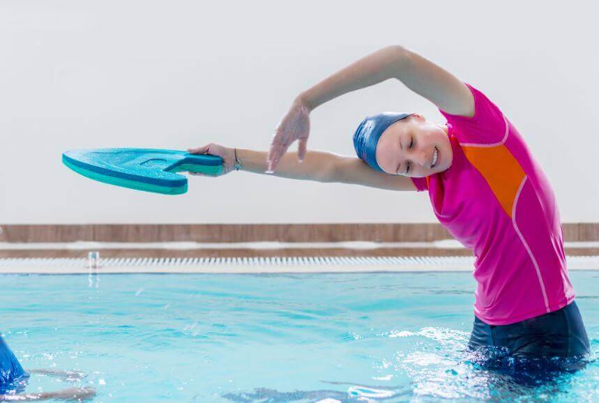 スペインの様々なスポーツ連盟について 水泳をする女性