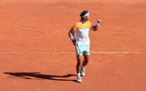 クレーコートで輝く男性テニス選手