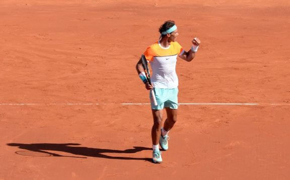 クレーコートで輝く男性テニス選手