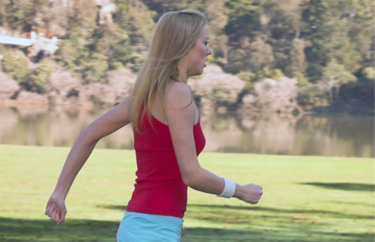 パワーウォーキング:知っておくべきすべてのこと 公園で歩く女性