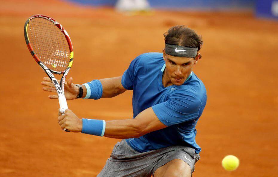 クレーコートで輝く男性テニス選手 ナダル選手