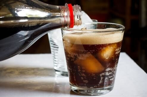 食後に膨満感を感じていませんか? 炭酸飲料
