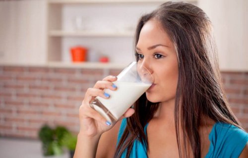 食後に膨満感を感じていませんか? 乳糖不耐性
