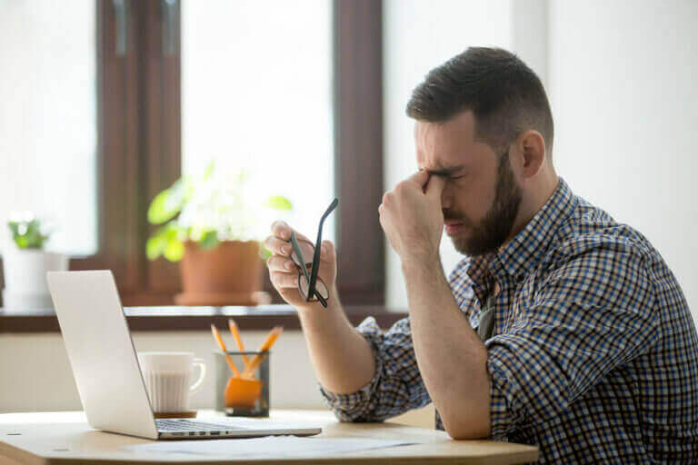 自宅隔離措置中の運動がなぜ大切なのですか? ストレスを感じている男性