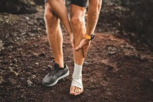 シンスプリントについて知っておくべきすべてのこと 痛みを感じている男性