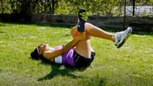 床の上でのストレッチ