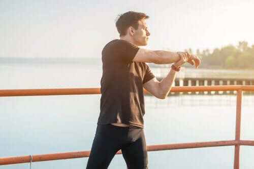 脚の筋肉に起こる不快な痛みを予防する方法 ウォームアップをする男性