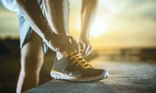 トレーニング計画を立てることの重要性 靴紐を結ぶ人