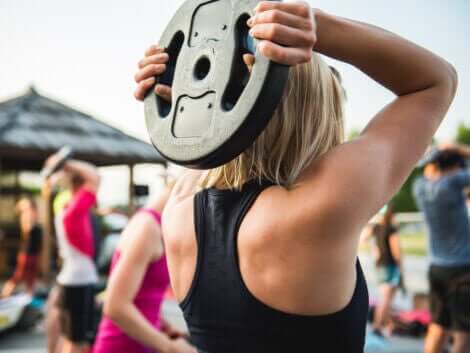 人気のワークアウトプログラムBODYPUMPについて学ぼう! トライセップオーバーヘッドプレス