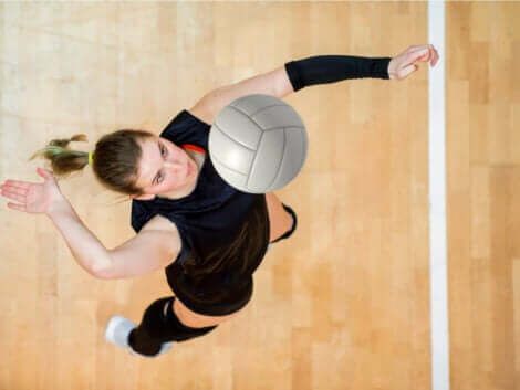 アメリカ生まれの新しいスポーツ;ウォーリーボール サーブをする女性