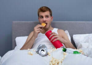 過食性障害(むちゃ食い障害)とは何ですか? ベッドで食べる男性