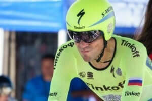 サイクリング中に最適なのは水?アイソトニック飲料? サイクリング選手