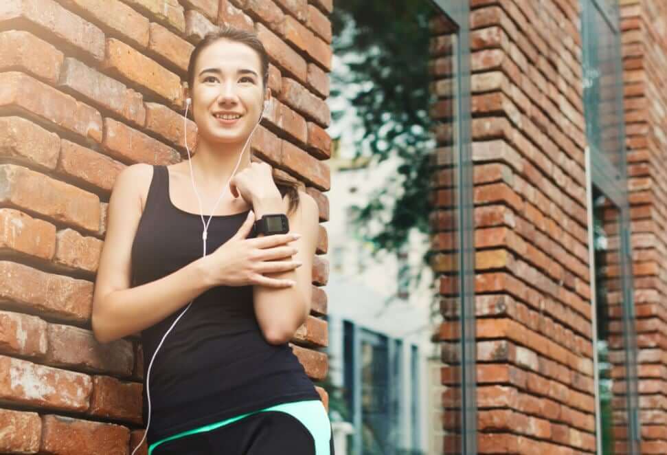 人気のエクササイズ:ランニングの利点 休憩を取るランナー